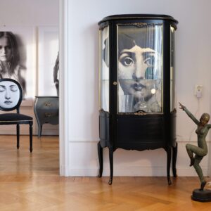 Vitrinskåp antikt - Louis XVI - Fornasetti