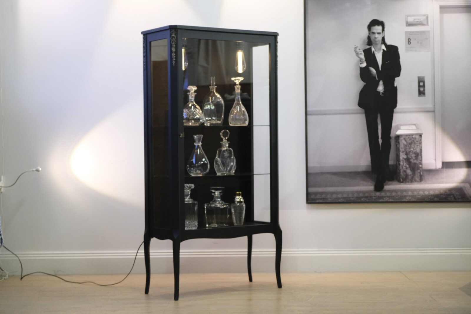 Vitrinskåp gustavianskt antikt ca 1940