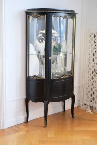 vitrinskap-620.2 Vitrinskåp antikt - Louis XVI - Fornasetti - Säljes