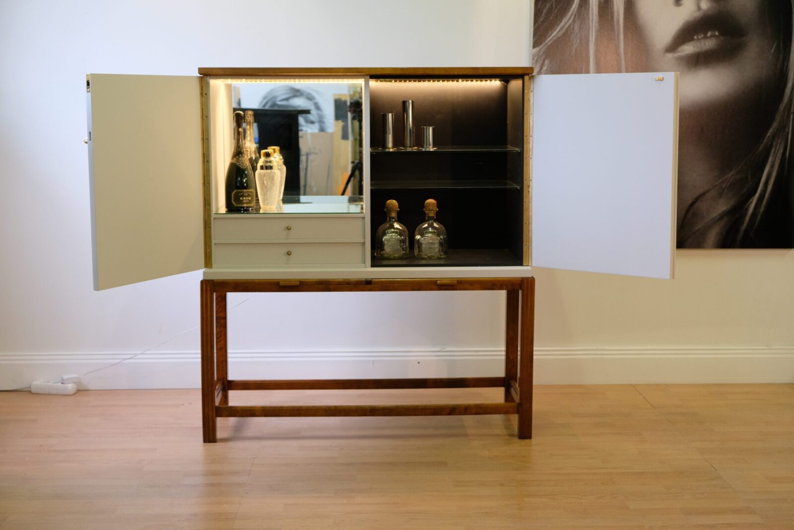 Barskåp Swedish Grace 1930 - Vitt med guldramar - Liknande kan beställas