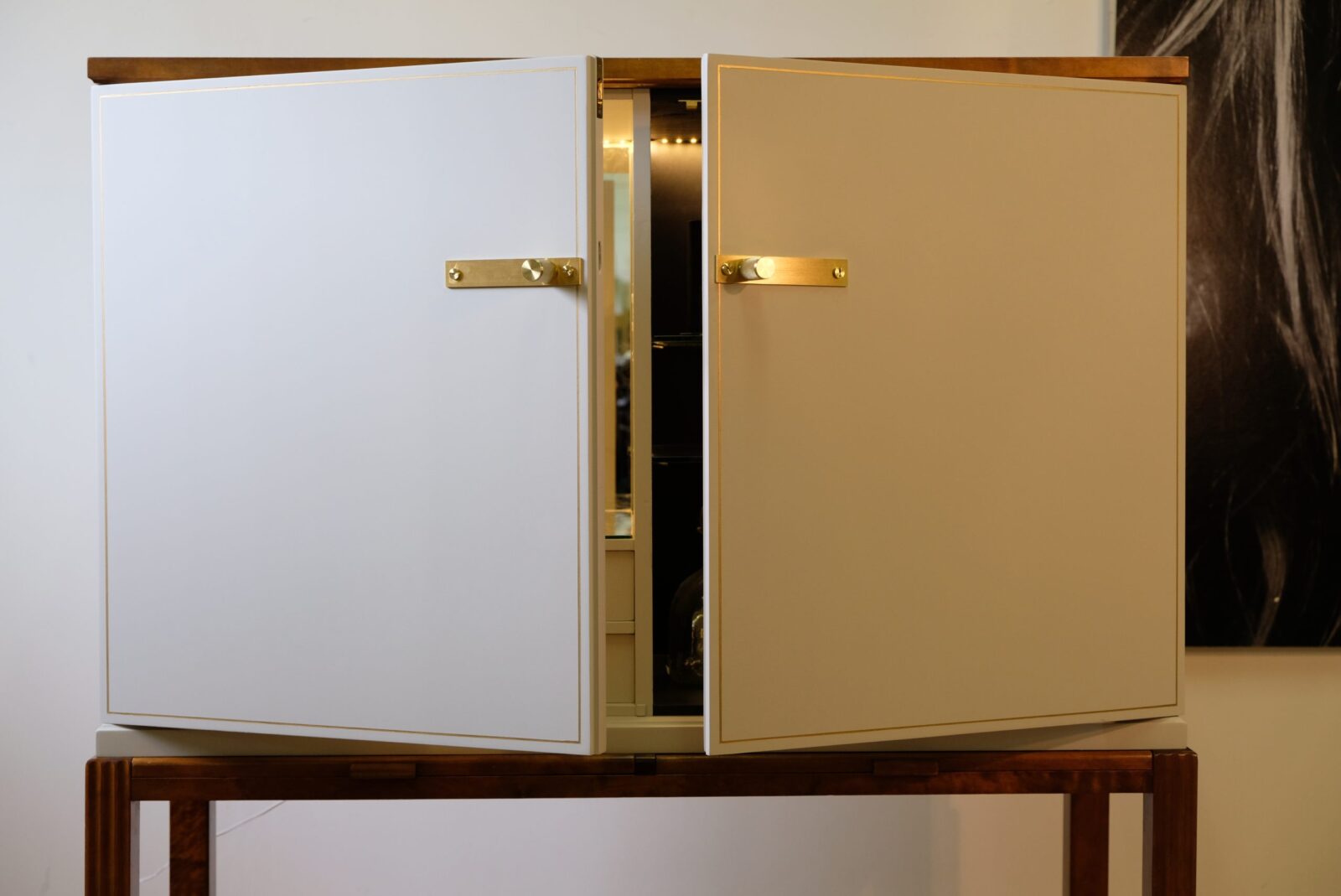 Barskåp Swedish Grace 1930 - Vitt med guldramar - Liknande kan beställas