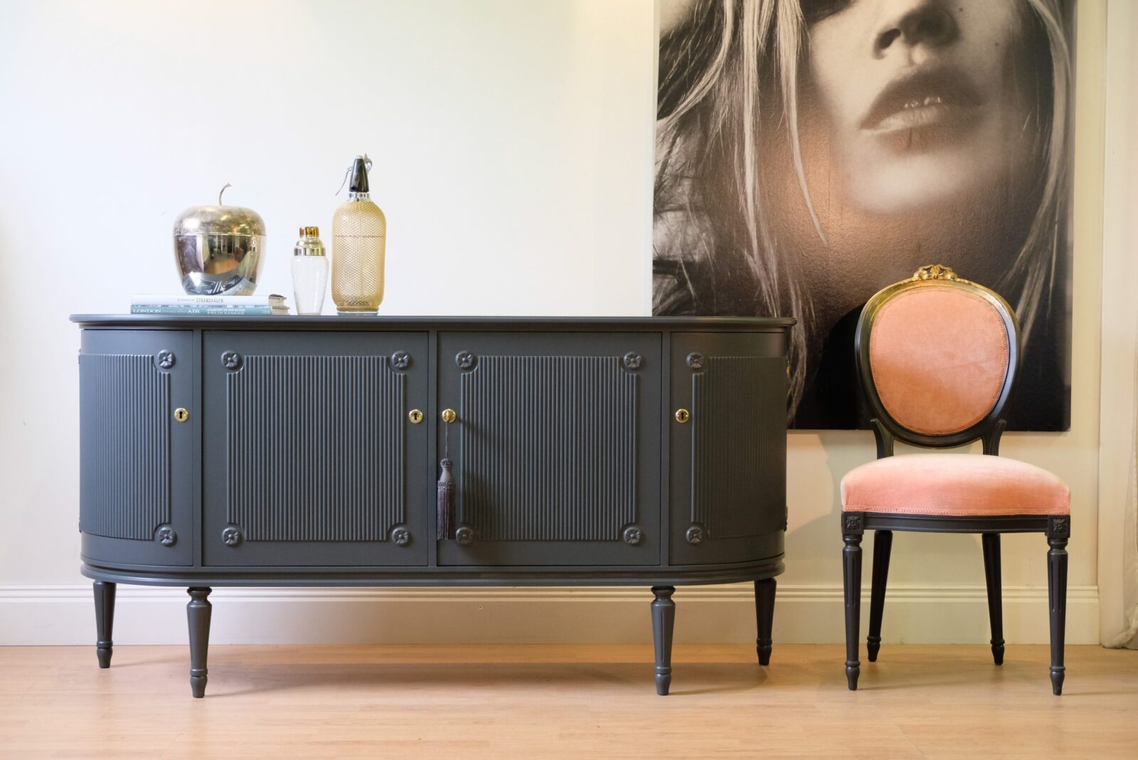 GUSTAVIANSKT SIDEBOARD - Liknande/Likadant går att beställa