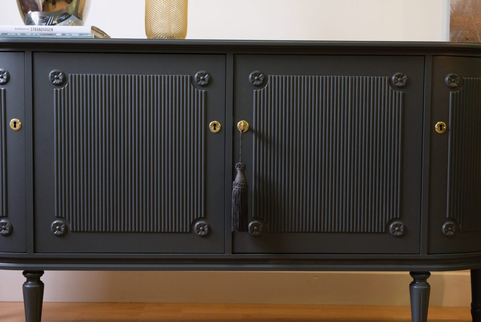 GUSTAVIANSKT SIDEBOARD - Liknande/Likadant går att beställa