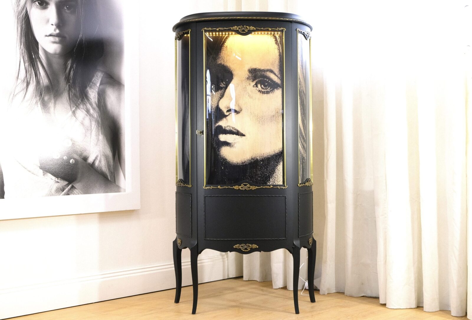 Vitrinskåp antikt - Louis XVI - Till Salu