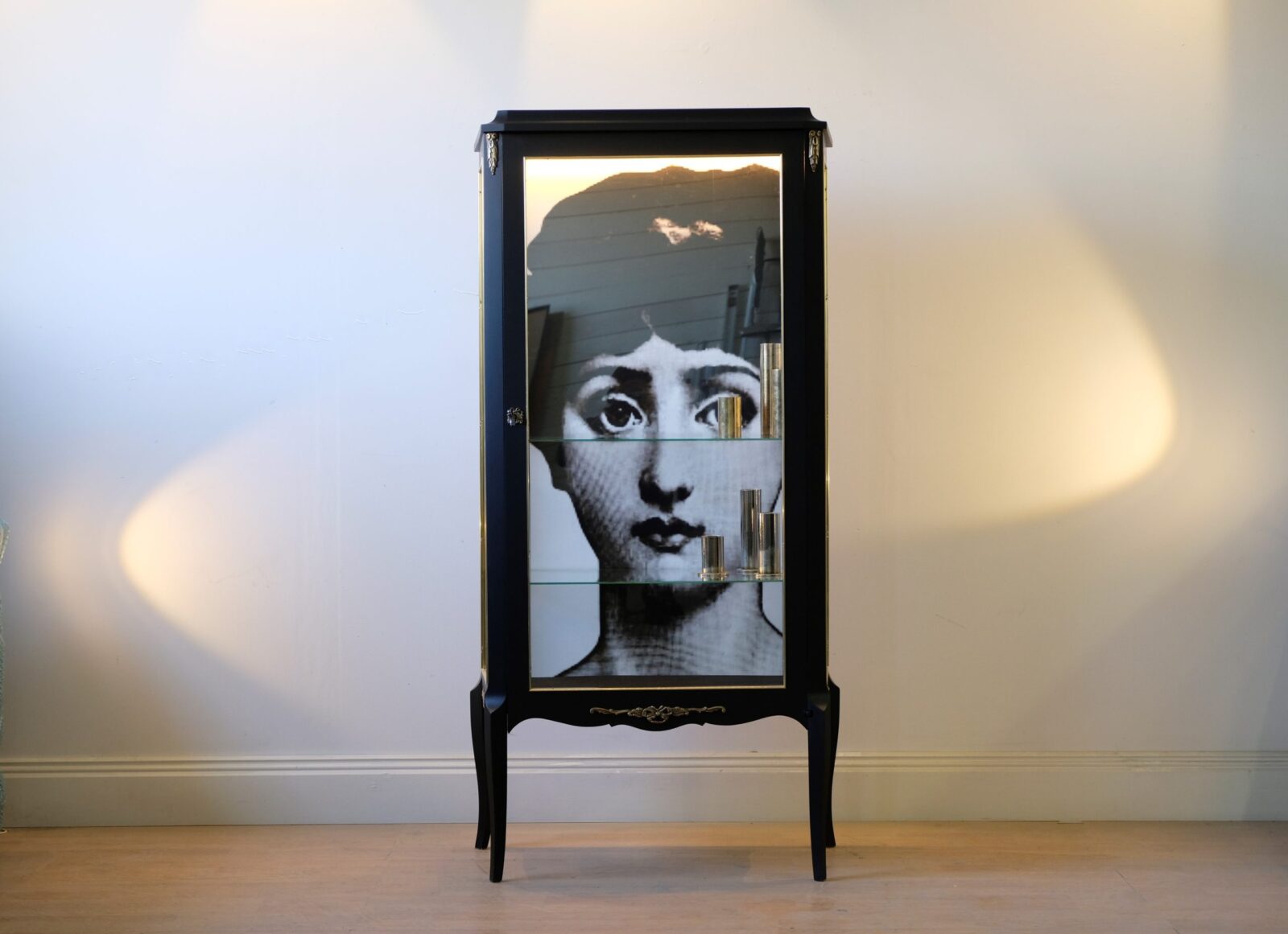 Vitrinskåp Gustavianskt antikt