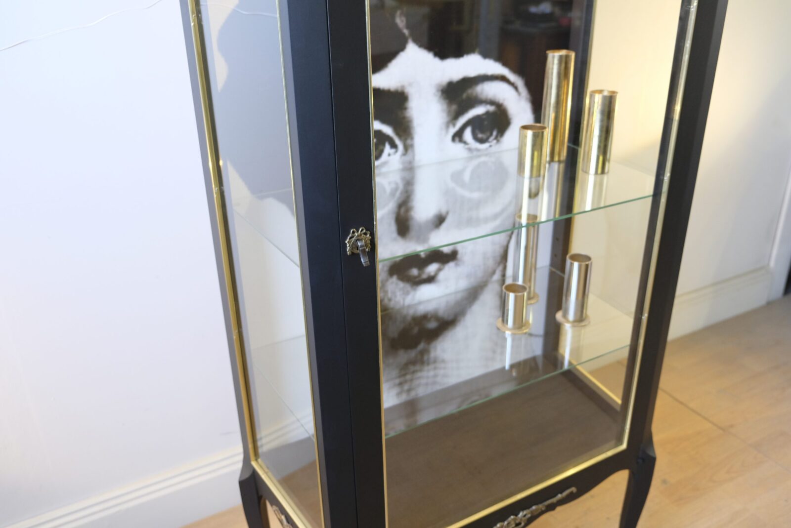 Vitrinskåp Gustavianskt antikt - Fornasetti - Sålt - Likadant kan beställas