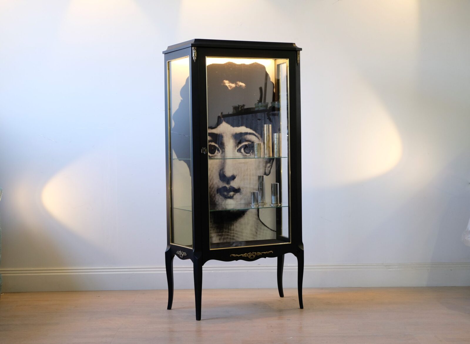 Vitrinskåp Gustavianskt antikt - Fornasetti - Sålt - Likadant kan beställas