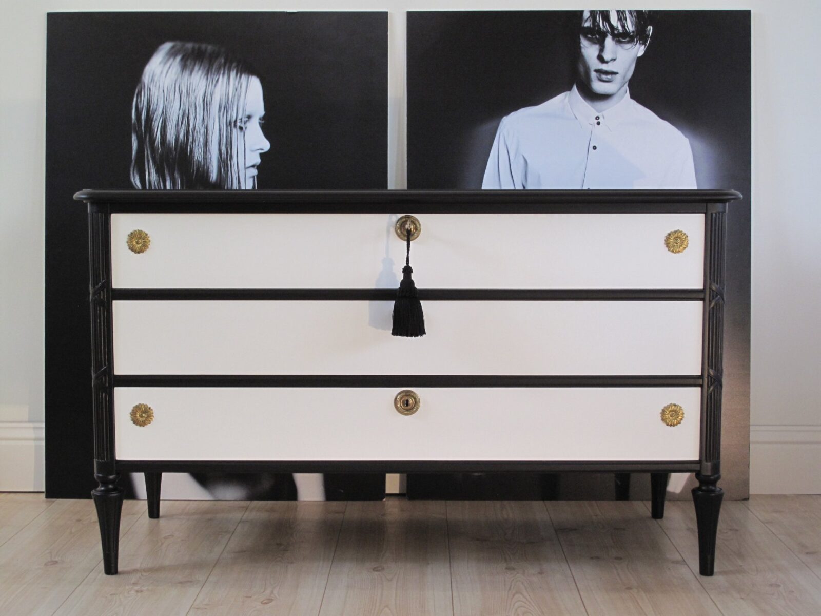 SÅLT - ANTIK BYRÅ GUSTAVIANSK VS. COCO CHANEL - LIKNANDE KAN BESTÄLLAS