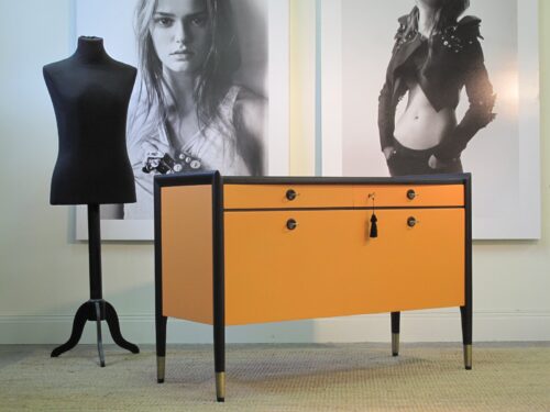 SÅLT - BYRÅ / SKÅP CA 1960 SVART/ HERMÉS - LIKNANDE KAN BESTÄLLAS