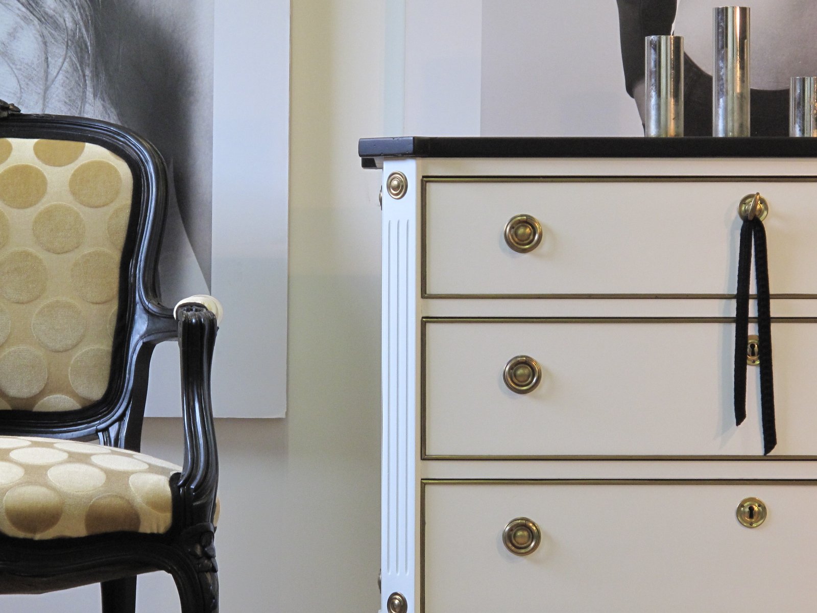 Byrå Gustaviansk - nyrenoverad i vit Superfinish - Såld - Liknande kan beställas