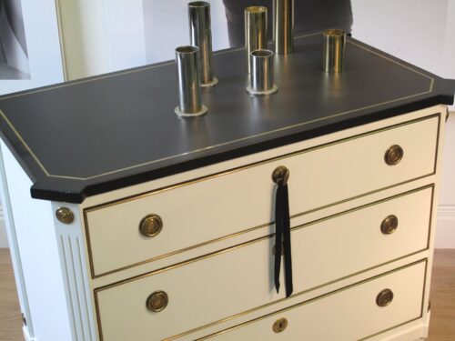 Byrå Gustaviansk - nyrenoverad i vit Superfinish - Såld - Liknande kan beställas