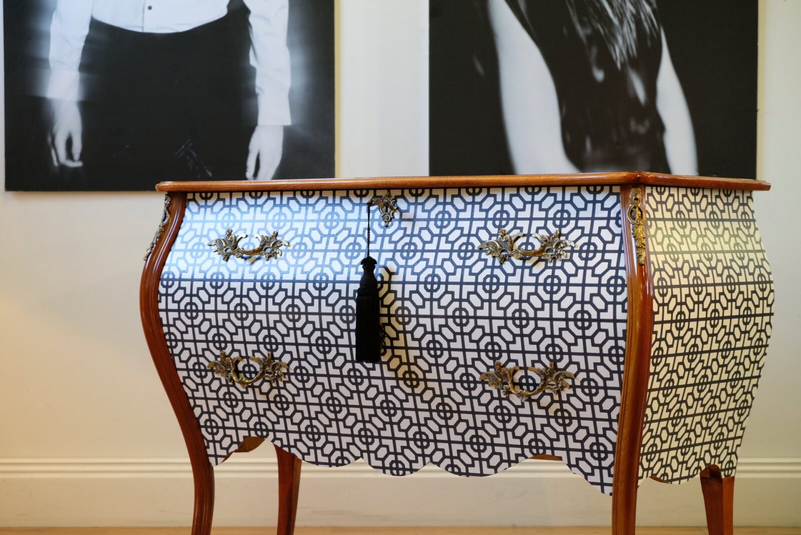 SÅLT - BYRÅ ROKOKO GRAFISKT SVART & VIT - LIKNANDE KAN BESTÄLLAS