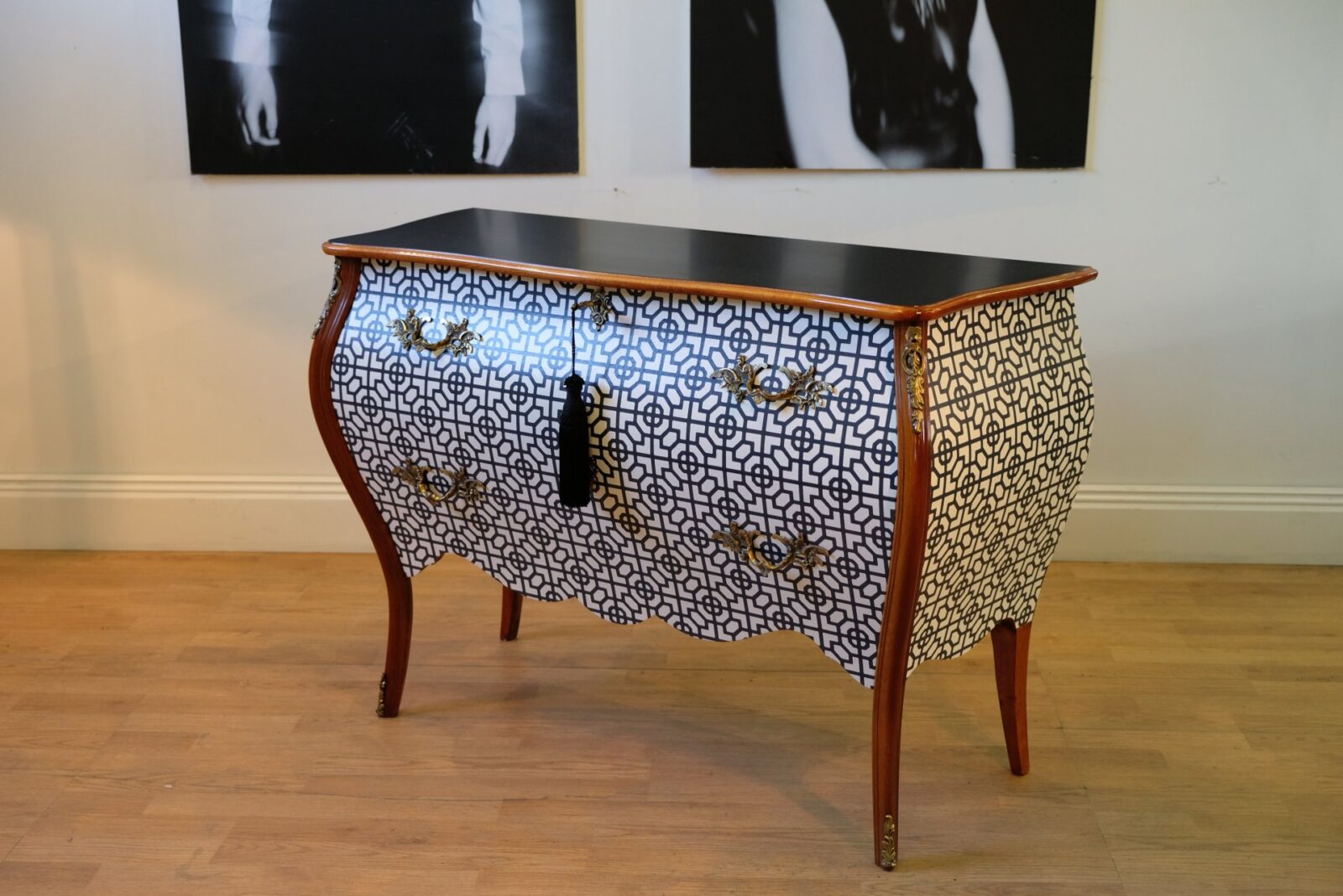 SÅLT - BYRÅ ROKOKO GRAFISKT SVART & VIT - LIKNANDE KAN BESTÄLLAS