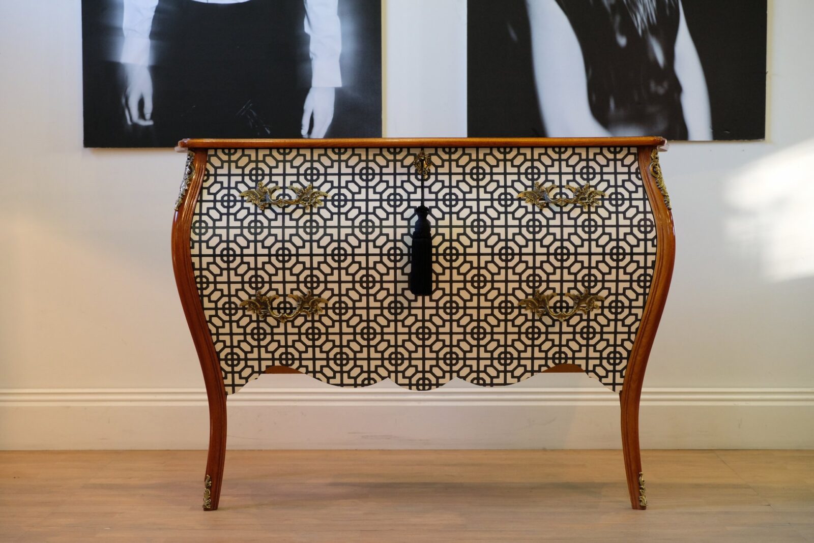 SÅLT - BYRÅ ROKOKO GRAFISKT SVART & VIT - LIKNANDE KAN BESTÄLLAS