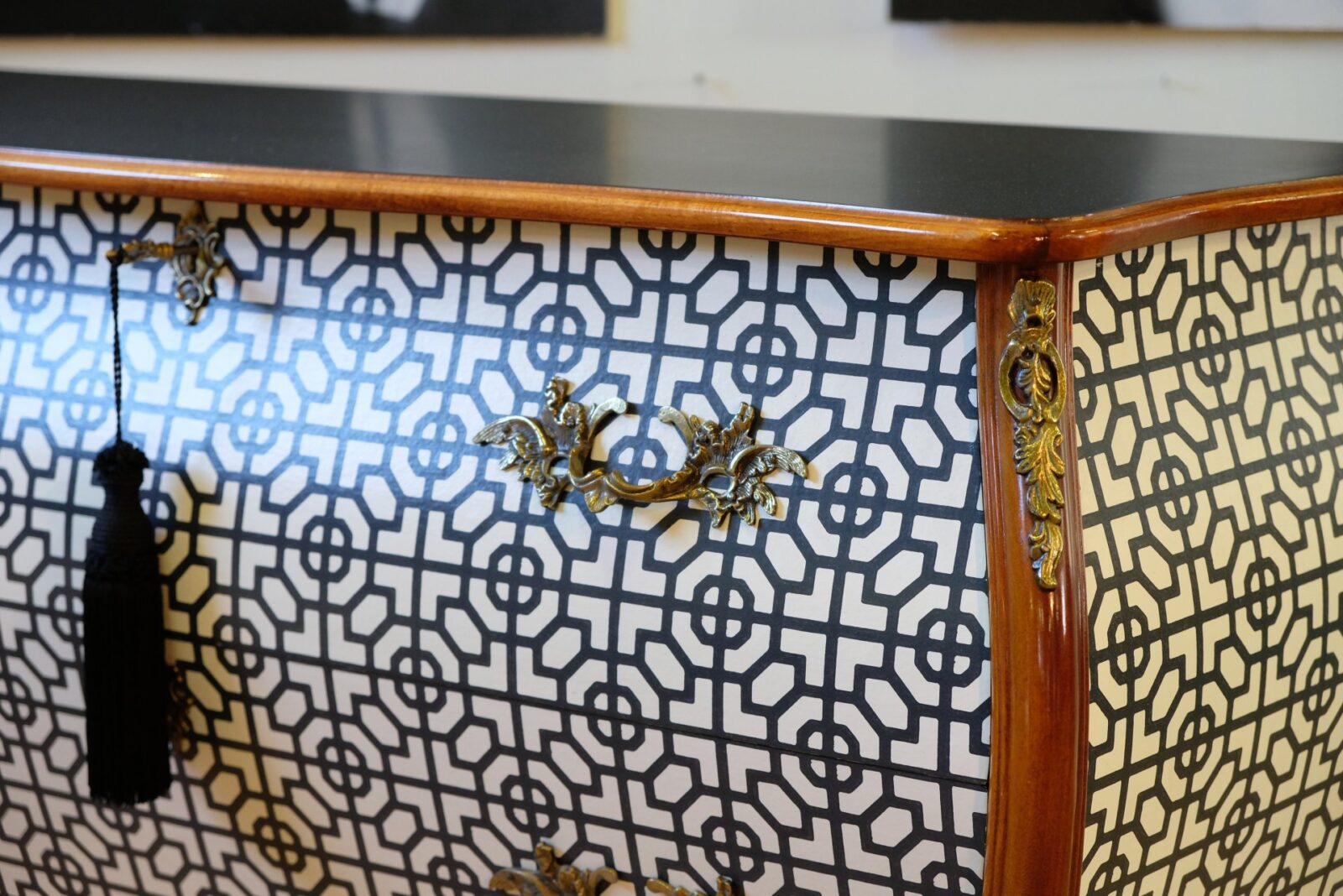 SÅLT - BYRÅ ROKOKO GRAFISKT SVART & VIT - LIKNANDE KAN BESTÄLLAS