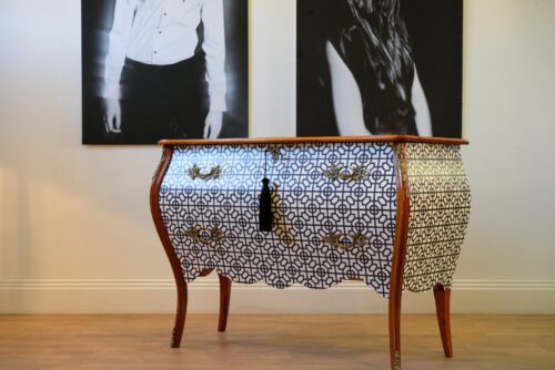 SÅLT - BYRÅ ROKOKO GRAFISKT SVART & VIT - LIKNANDE KAN BESTÄLLAS