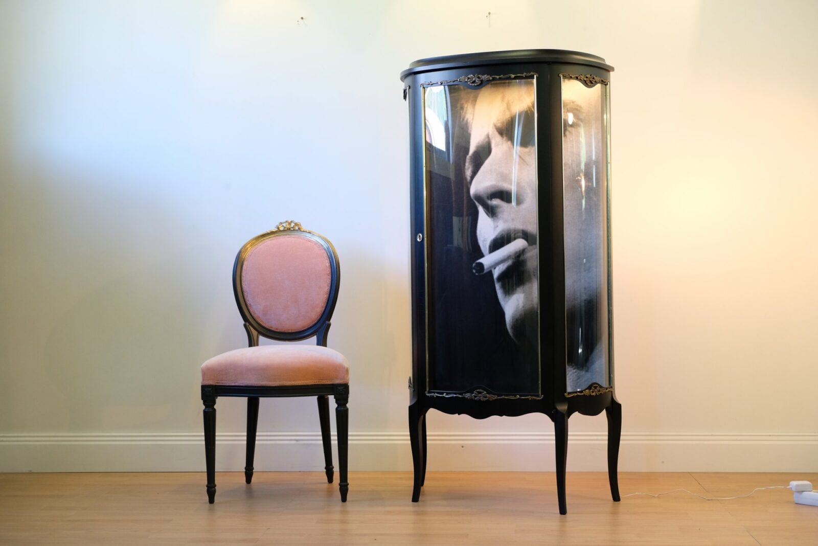 Vitrinskåp antikt - Rokoko Louis XVI