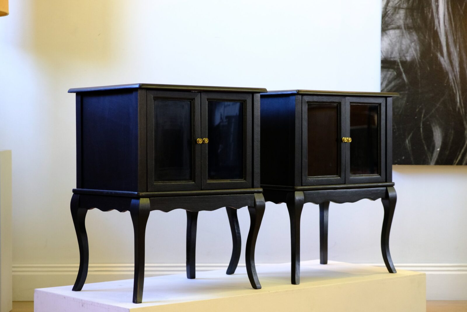 Sängbord med glasdörrar - nyrenoverade - Sålda - Liknande kan beställas