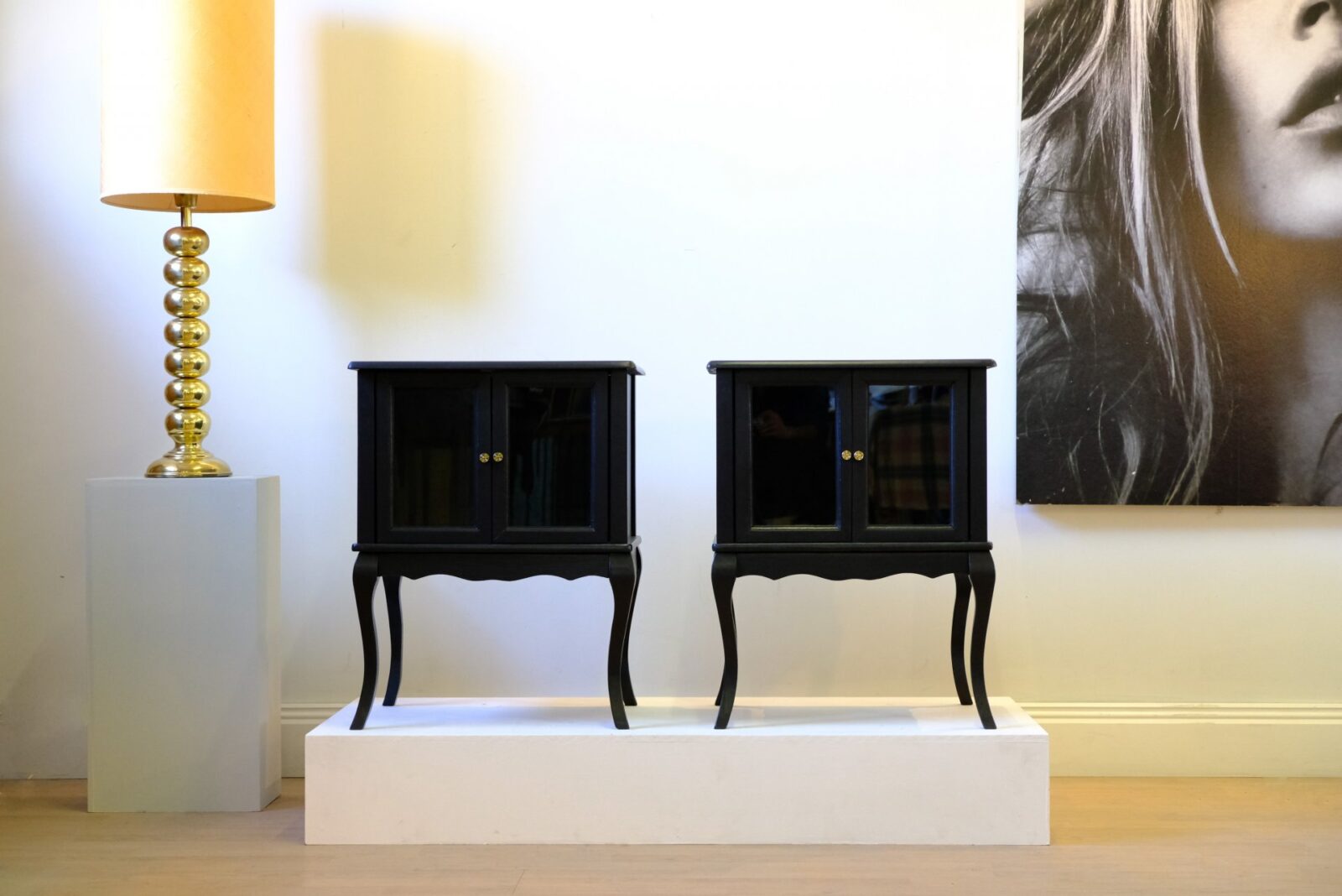 Sängbord med glasdörrar - nyrenoverade - Sålda - Liknande kan beställas