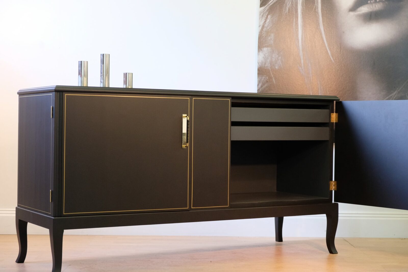Sideboard antikt - ca 1930 - Matt svart/ guldramar - Liknande kan beställas