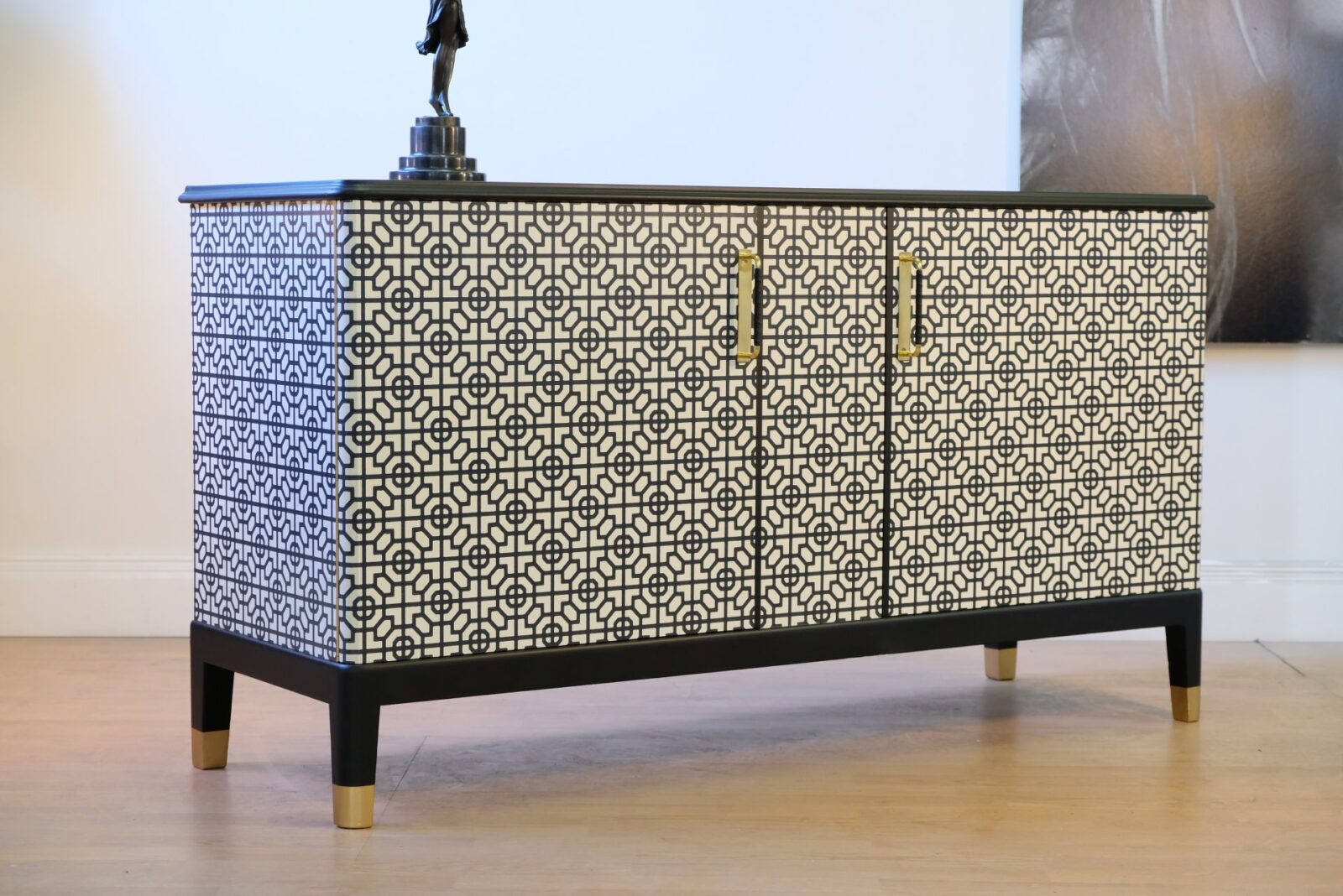 SIDEBOARD CA 1930 - GRAFISKT SVART/VIT - LIKNANDE KAN BESTÄLLAS