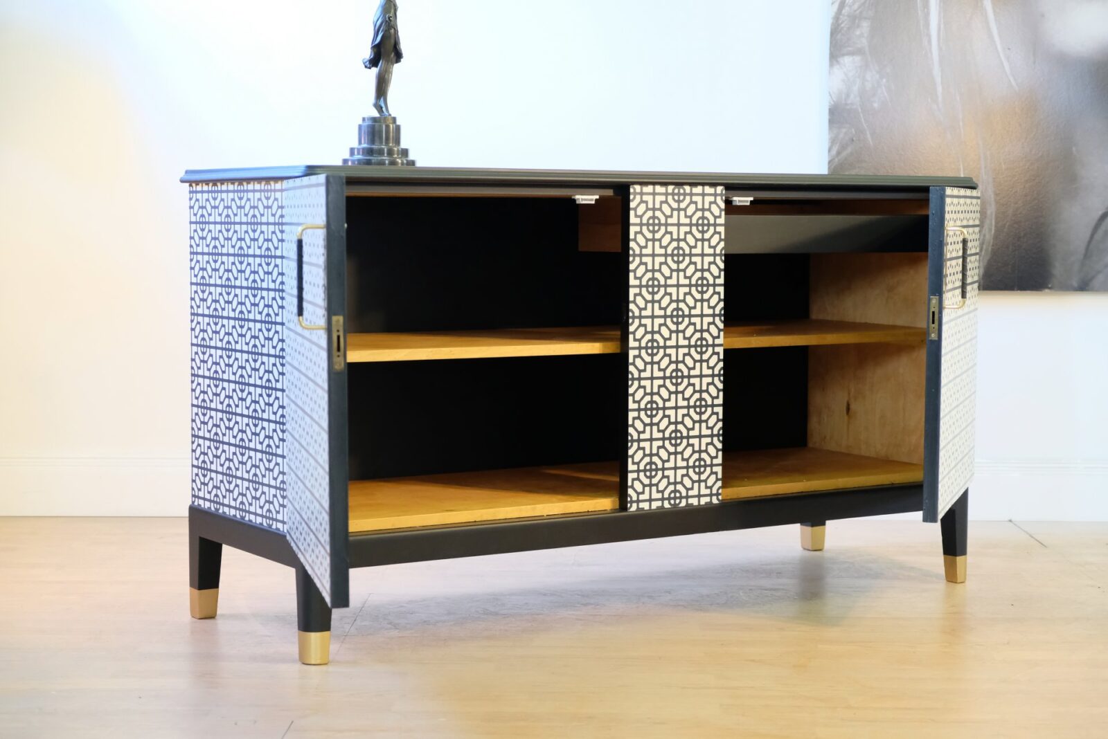 SIDEBOARD CA 1930 - GRAFISKT SVART/VIT - LIKNANDE KAN BESTÄLLAS