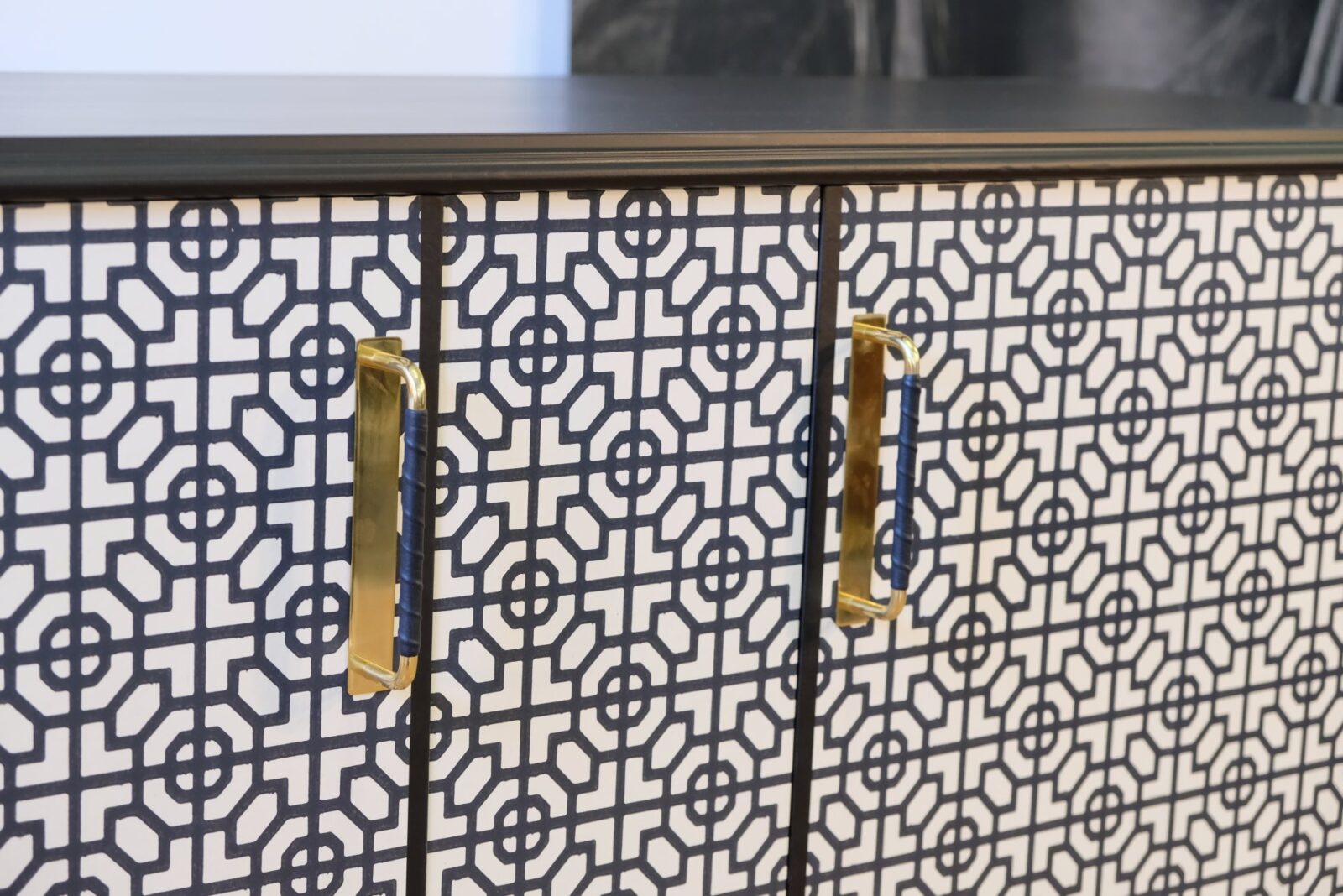 SIDEBOARD CA 1930 - GRAFISKT SVART/VIT - LIKNANDE KAN BESTÄLLAS