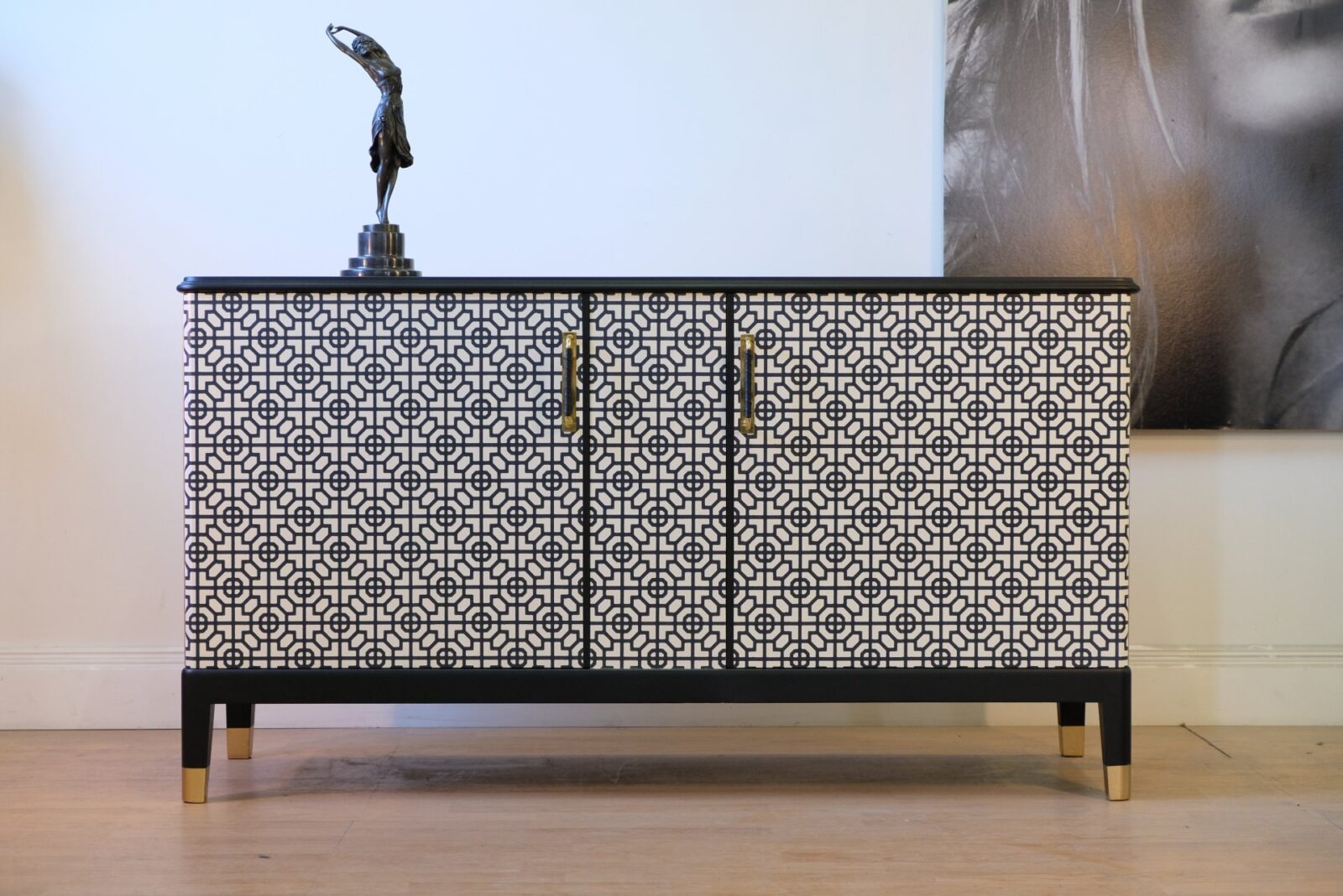 SIDEBOARD CA 1930 - GRAFISKT SVART/VIT - LIKNANDE KAN BESTÄLLAS