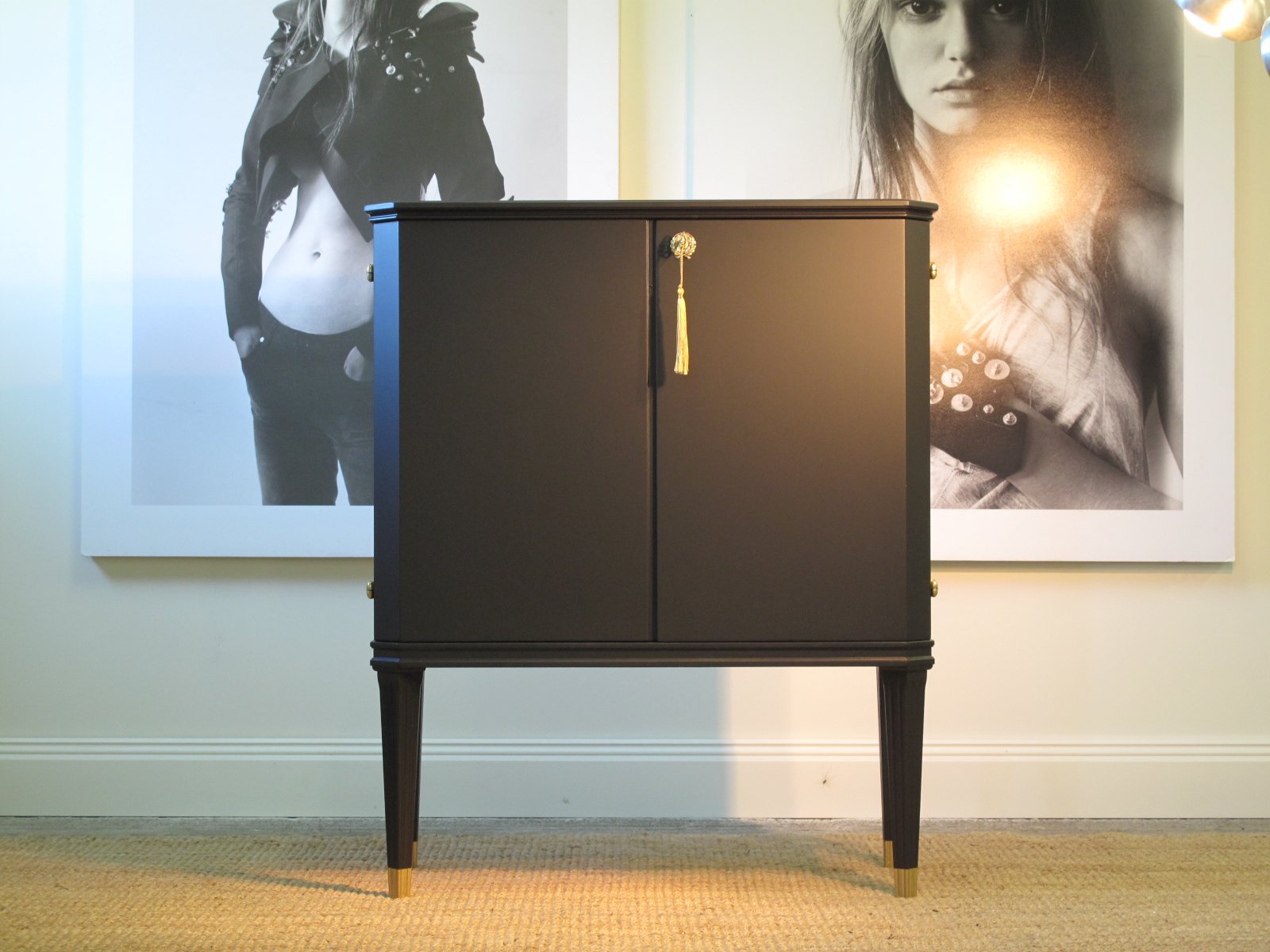 Skåp Gustavianskt - Svart superfinish - Sålt - Liknande kan beställas