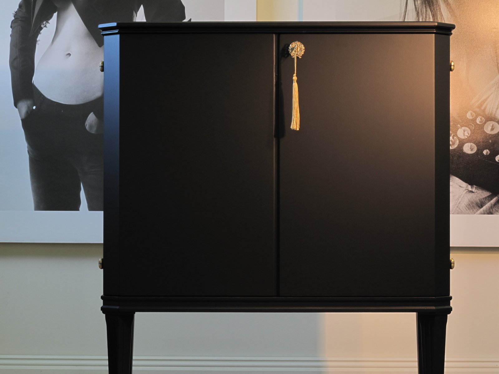 Skåp Gustavianskt - Svart superfinish - Sålt - Liknande kan beställas