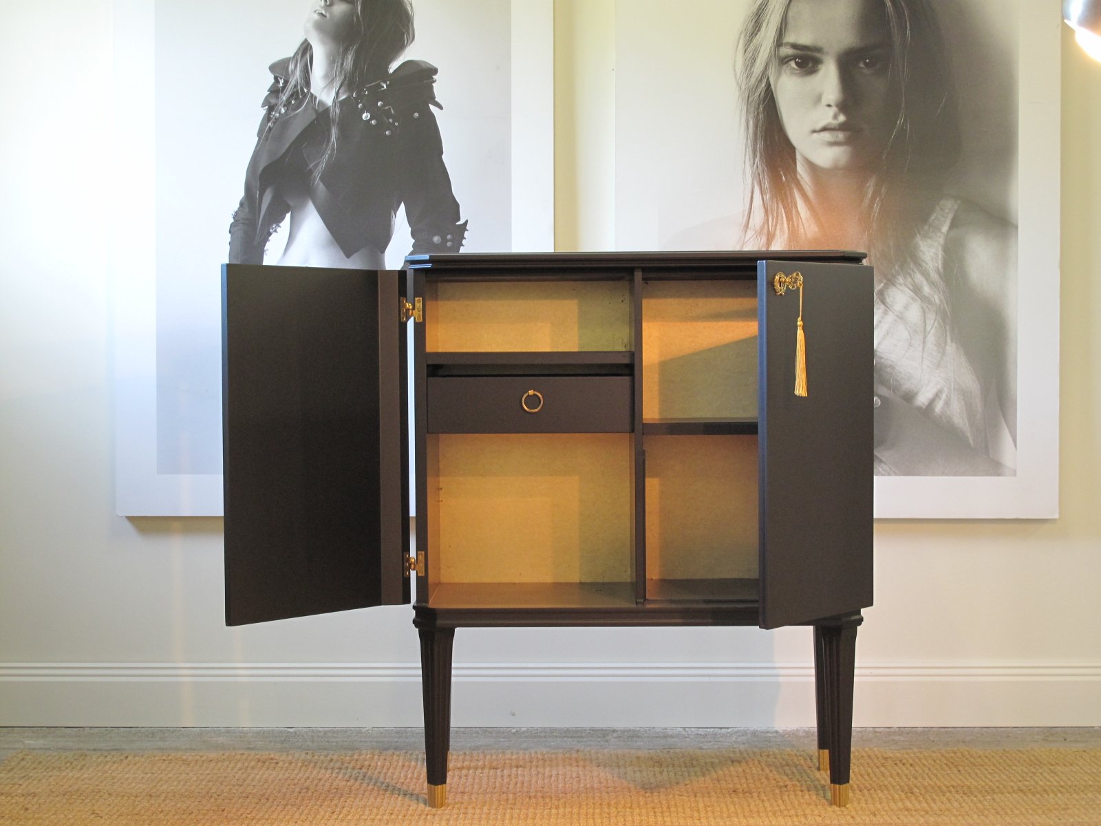 Skåp Gustavianskt - Svart superfinish - Sålt - Liknande kan beställas