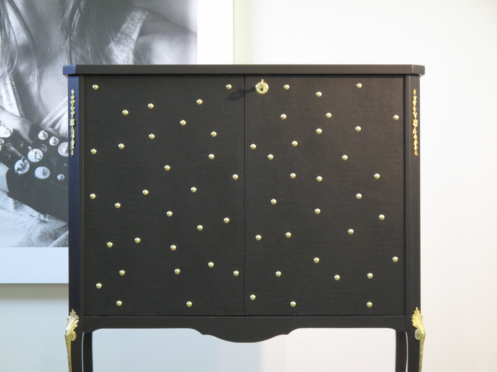 Barskåp Gustavianskt - Svart konstskinn och nitar - Sålt - Liknande kan beställas