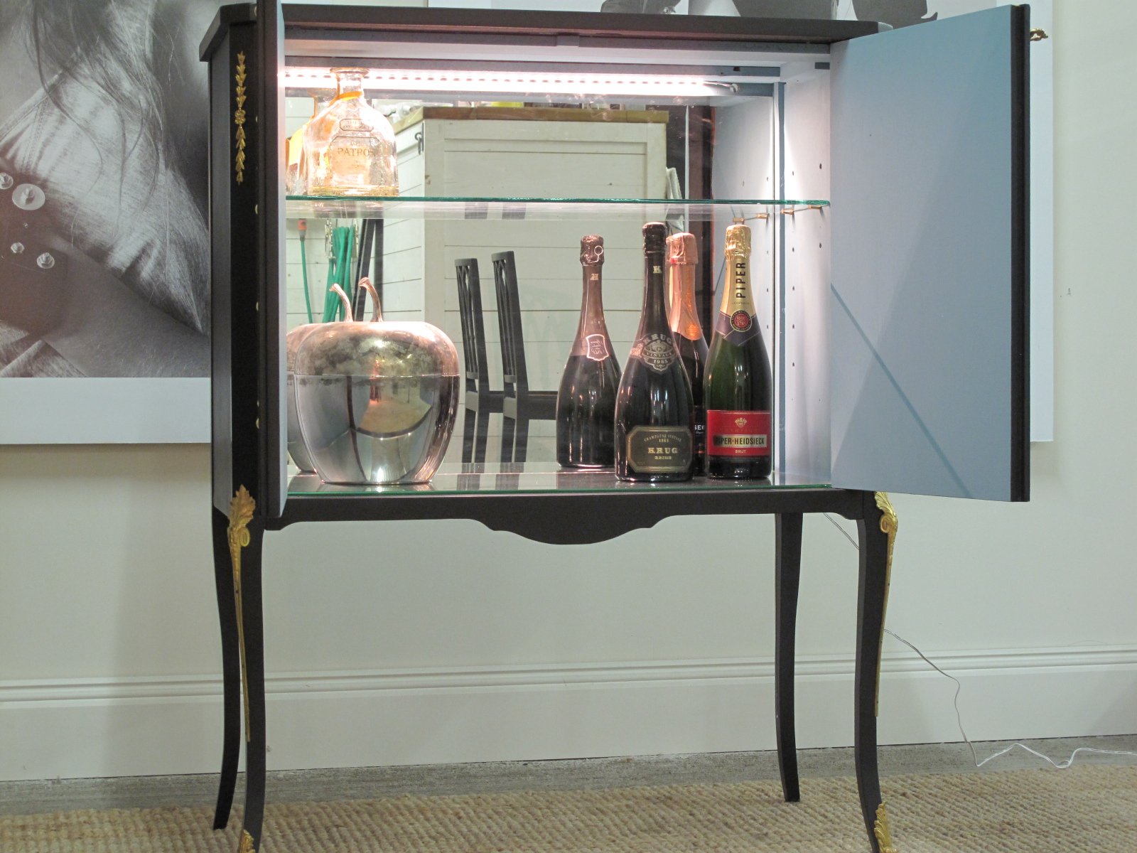 Barskåp Gustavianskt - Svart konstskinn och nitar - Sålt - Liknande kan beställas