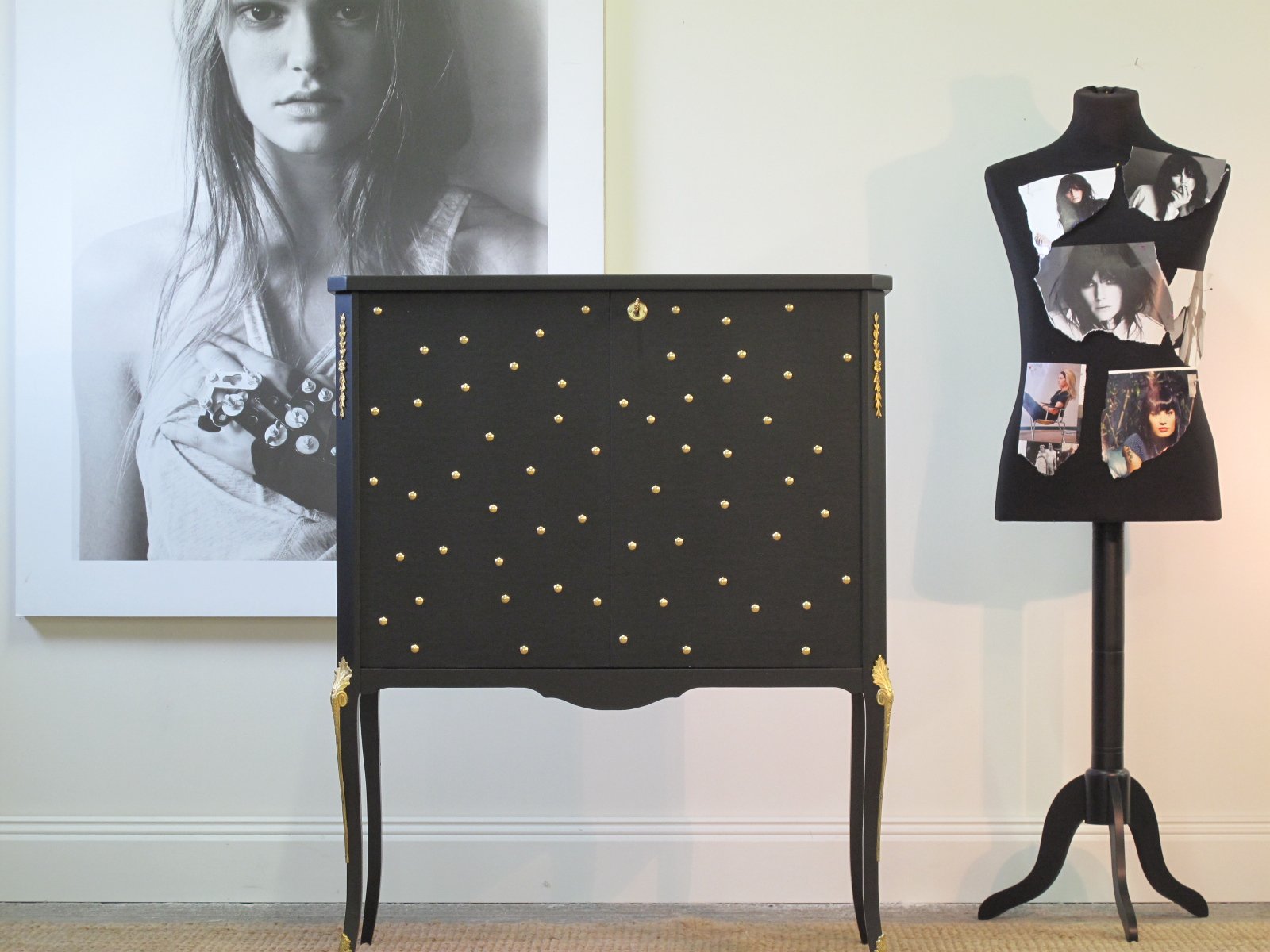 Barskåp gustavianskt i konstskinn och nitar