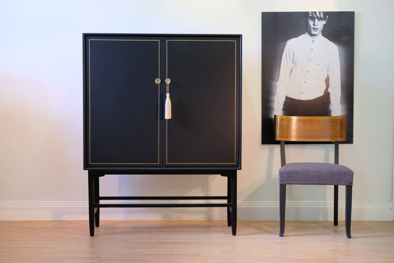Skåp antikt ca 1960 - Svart med guldramat - Sålt