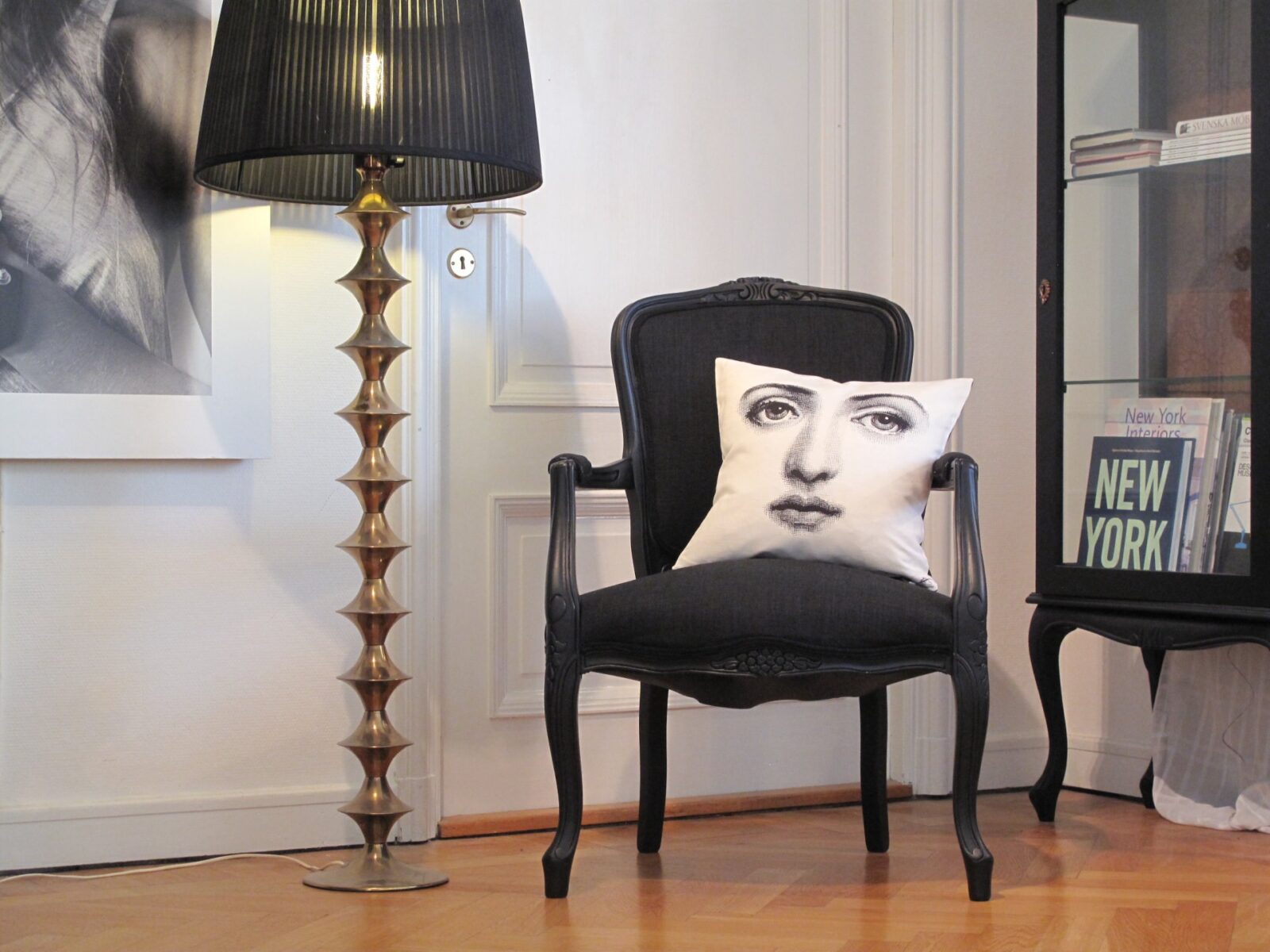 Karmstol 1940-tal nyrenoverad i matt svart