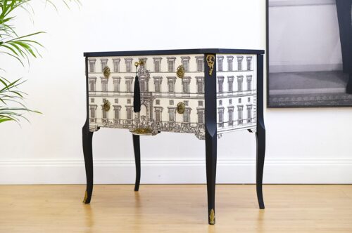 Byrå antik Gustaviansk Haupt nyrenoverad med slottsmotiv