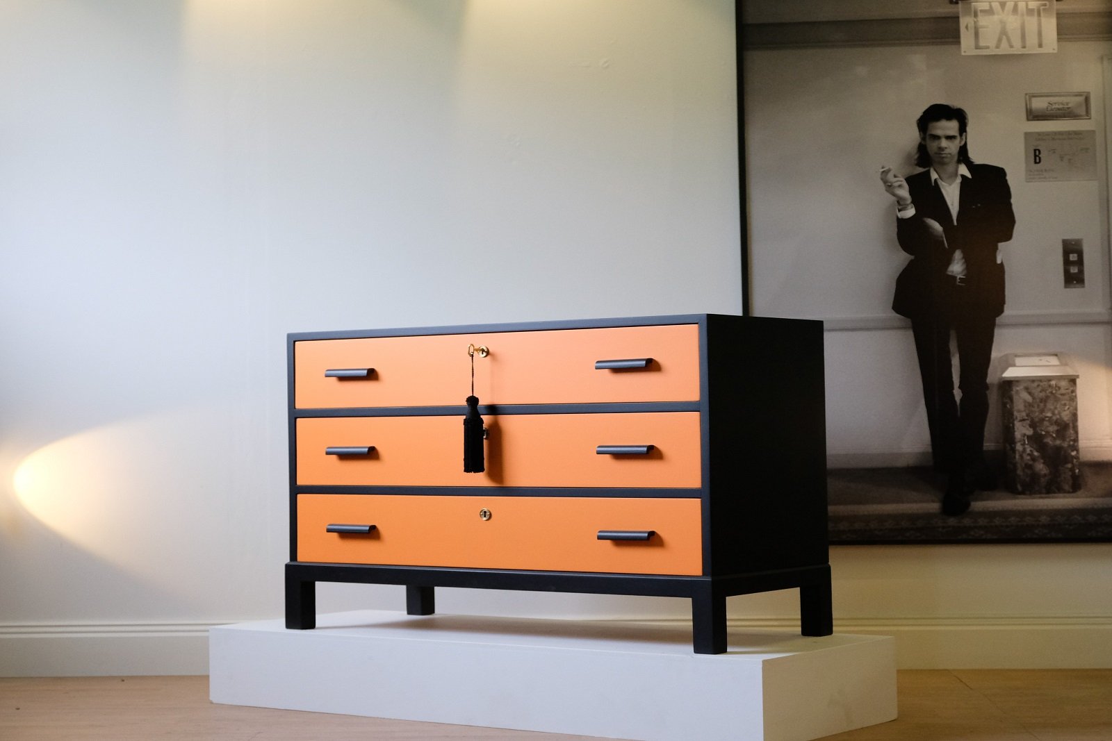Byrå Art Deco nyrenoverad i Hermes-orange och matt svart lack